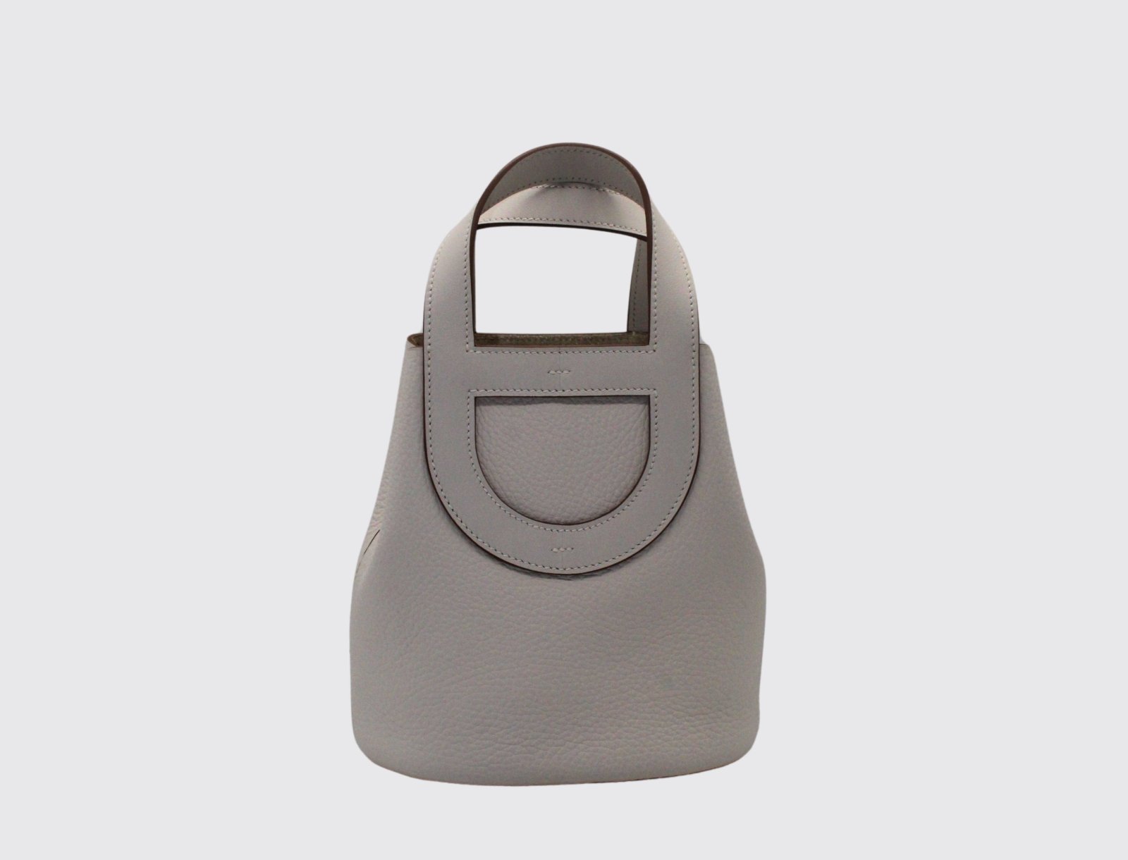 Hermes In-The-Loop 18 in Gris Pale