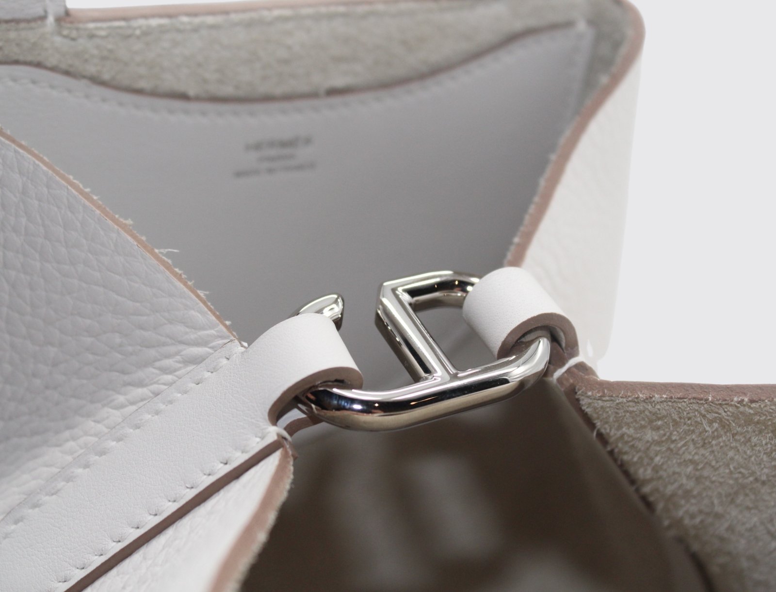 Hermes In-The-Loop 18 in Gris Pale