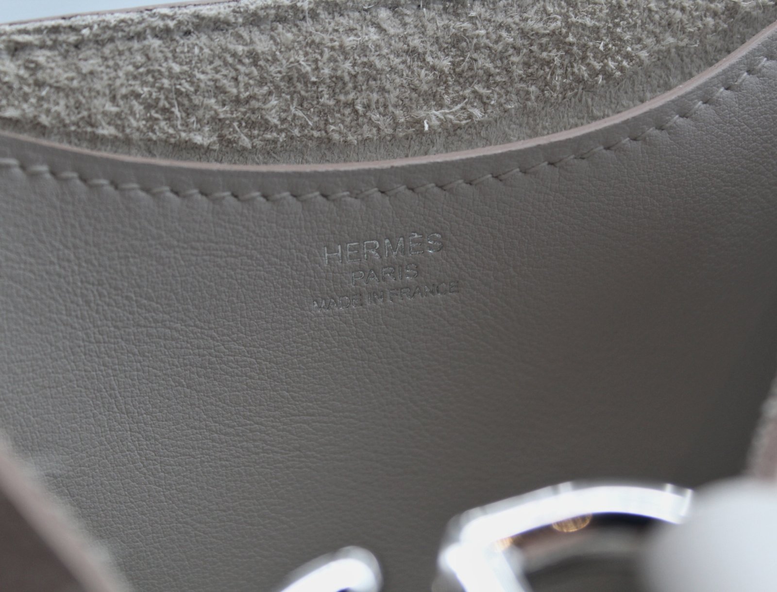 Hermes In-The-Loop 18 in Gris Pale